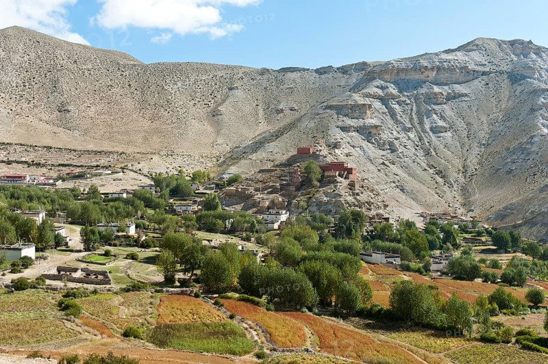 The village of Geling with the Tashi Choling Gompa