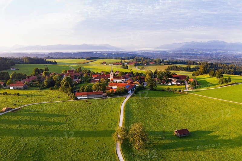 Peretshofen near Dietramszell in the morning light
