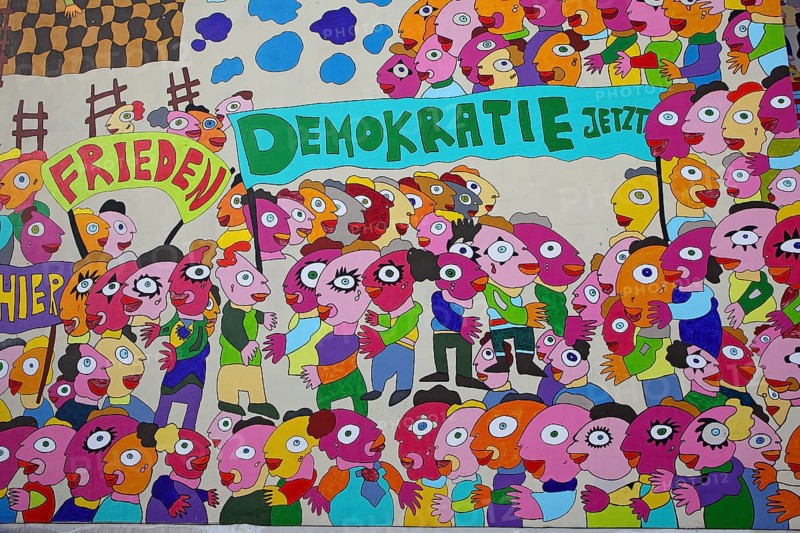 Colourful mural with the words 'Frieden' and 'Demokratie jetzt'