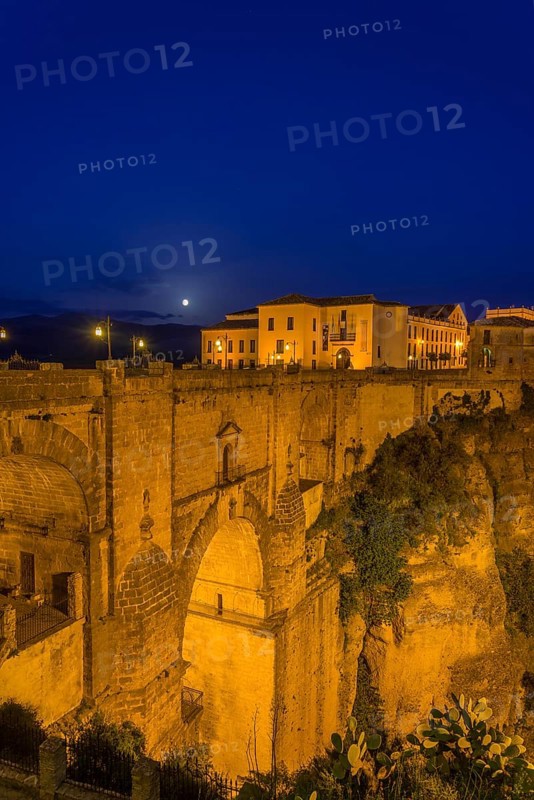 El Puente Nuevo bridge at night