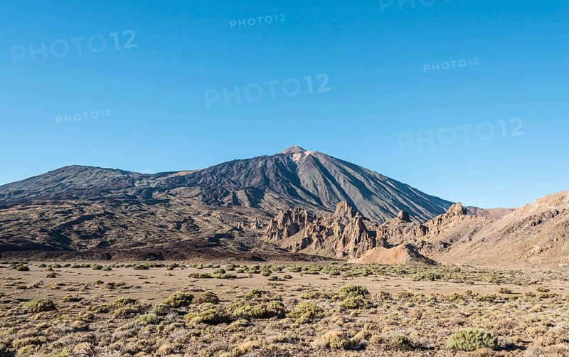 Pico del Teide or Mount Teide with the rock formation Roques de Garcia