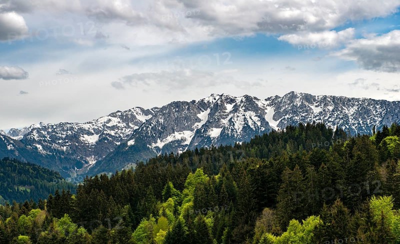 Snow-covered mountain range Zahmer Kaiser seen from the hiking trail to Spitzstein