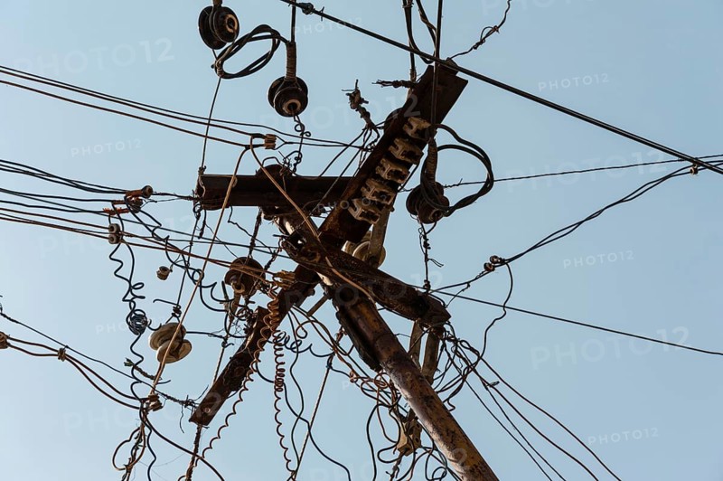 Chaotic array of power cables
