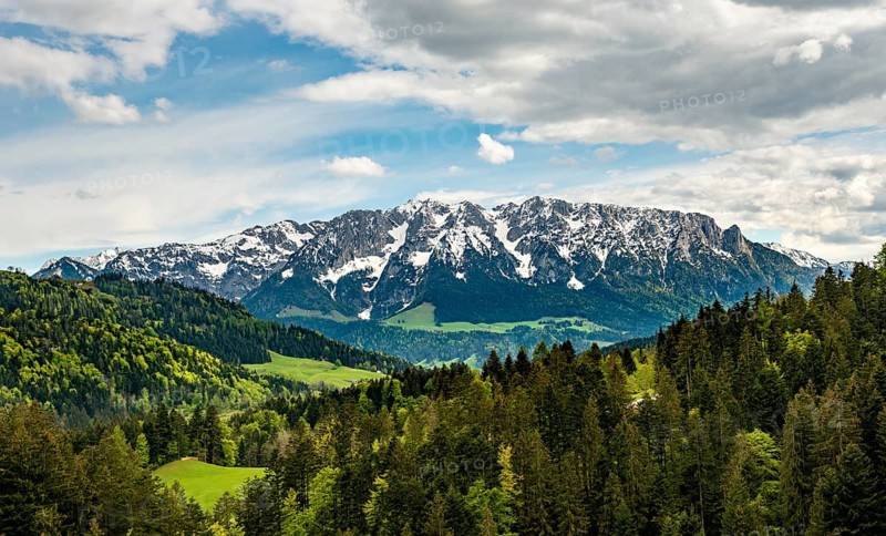 Snow-covered mountain range Zahmer Kaiser seen from the hiking trail to Spitzstein