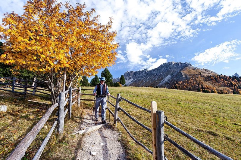 Climbers descending from Peitlerkofel in the Puez-Geisler Nature Park