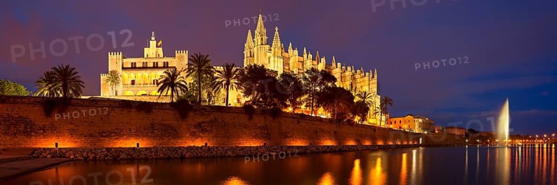 Palma Cathedral at dusk