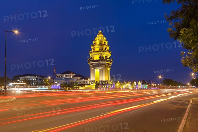 Independence Monument at night