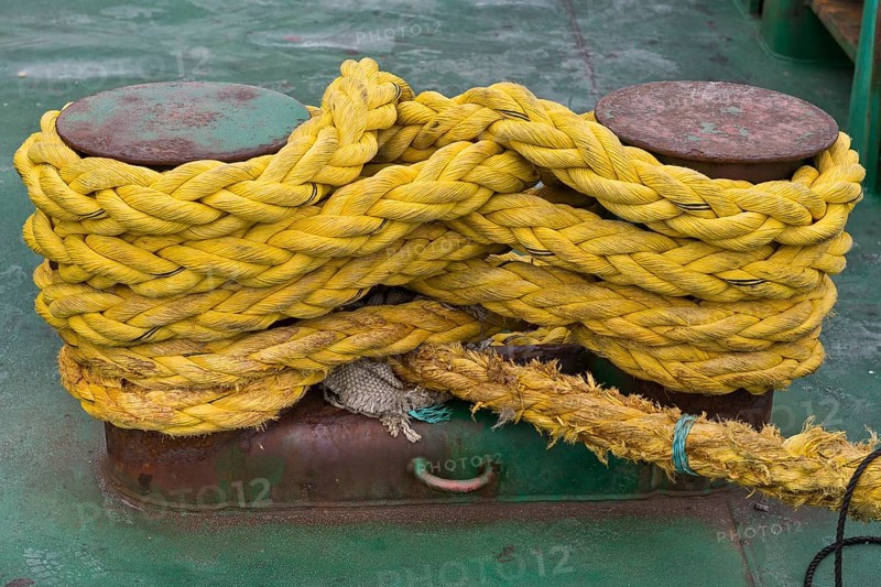 Yellow rope on the ferry to Suouroy