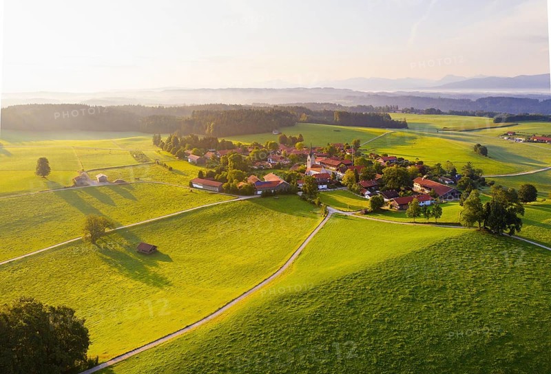 Peretshofen near Dietramszell in the morning light