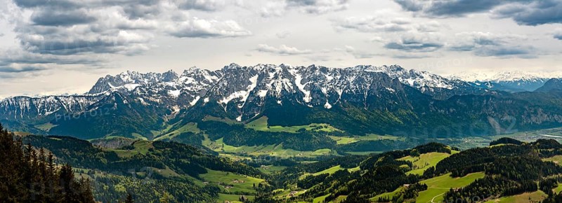 Snow-covered mountain range Zahmer Kaiser seen from the top of Spitzstein