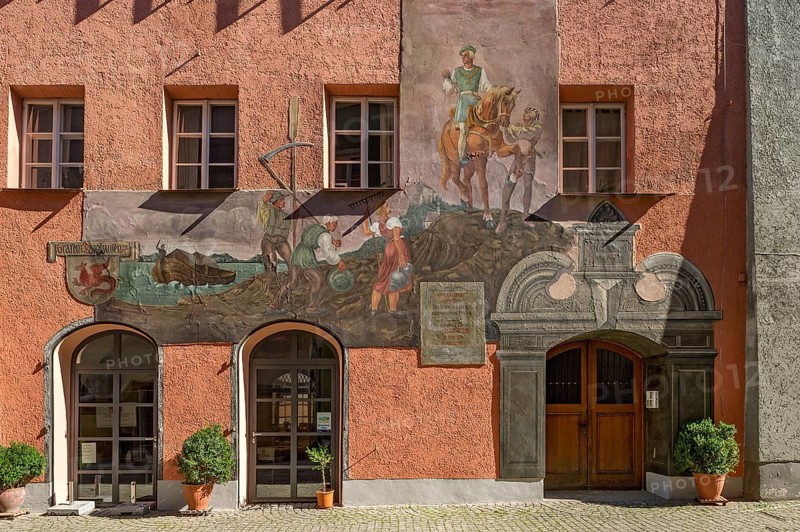 Facade fresco with Duke George