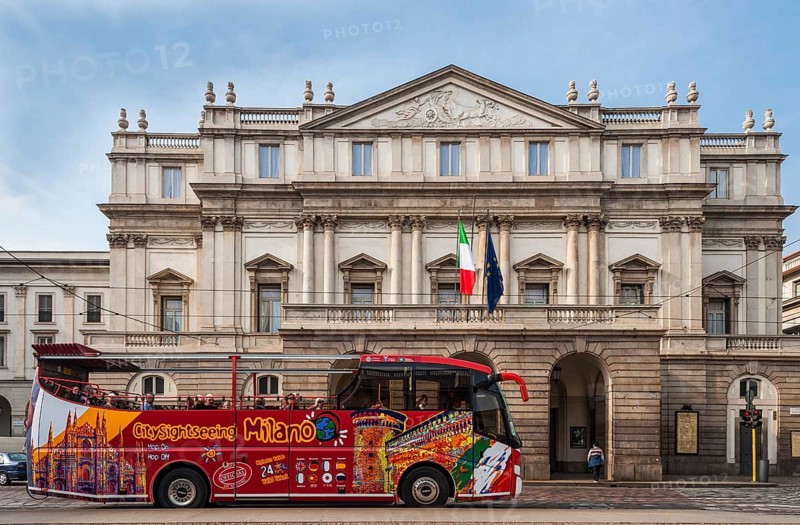 Sightseeing bus in front of La Scala