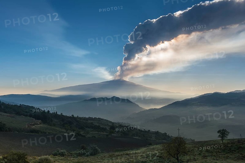 Eruption column above the new southeast crater