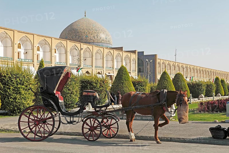Horse-drawn carriage in front of the dome of the Lotfollah Mosque