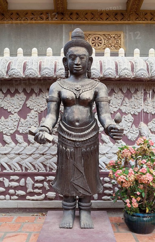 Temple sculpture at Wat Ounalom