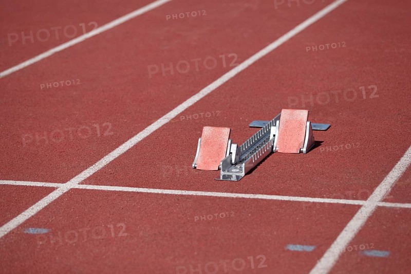 Running track and starting block