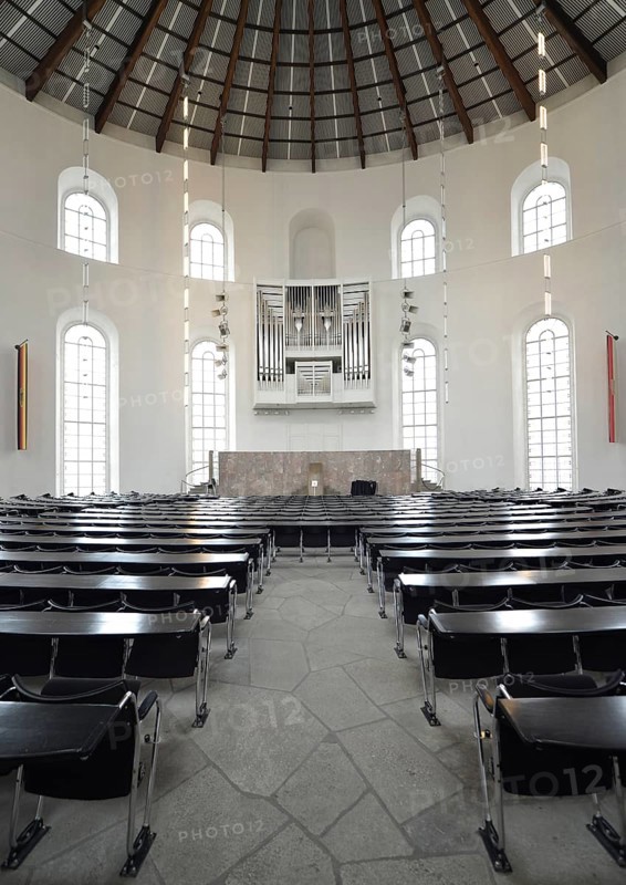 Plenary with the organ by Orgelbau Klais