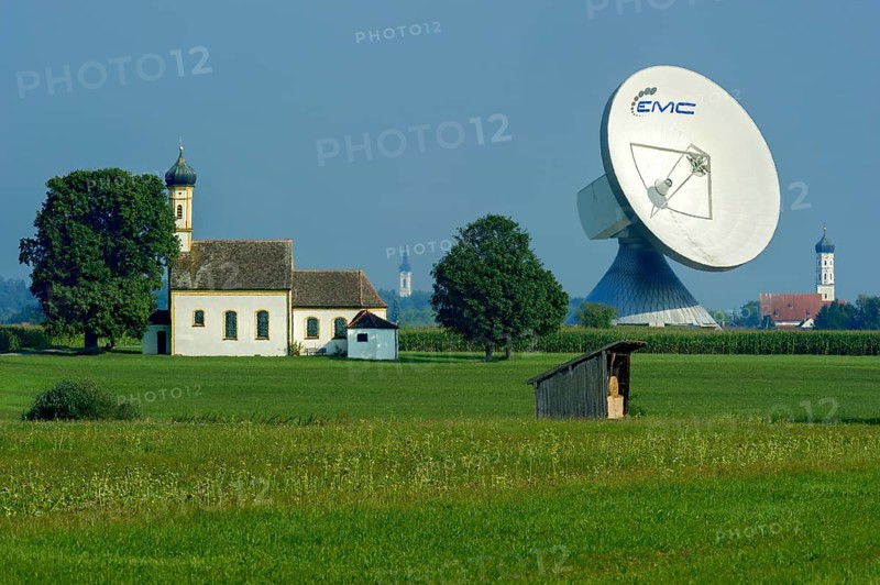 Chapel of St. John in the Field in front of a parabolic antenna from the Erdfunkstelle Raisting earth station