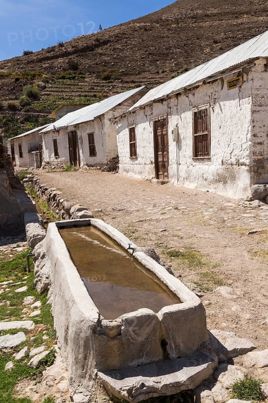 Trough and simple houses in Socoromo
