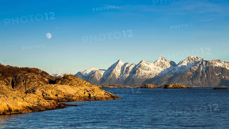 Evening light on the coast near Kabelvag