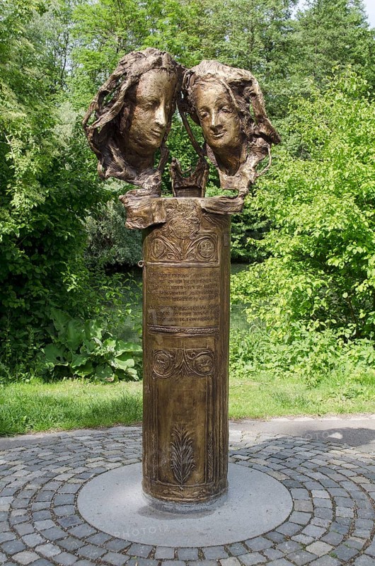 Monument to Love'