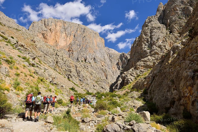 Group of people hiking in Cimbar Canyon