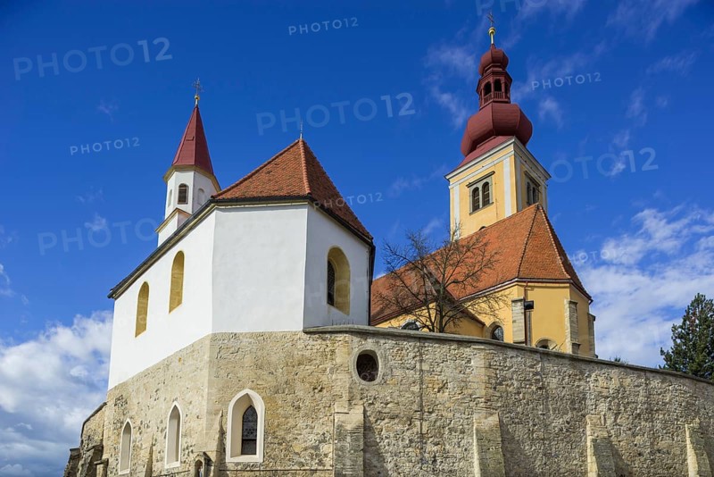 Kirchenberg with the fortified walls of the Catholic Parish Church of the Assumption and the Catholic subsidiary church of St. Sebastian