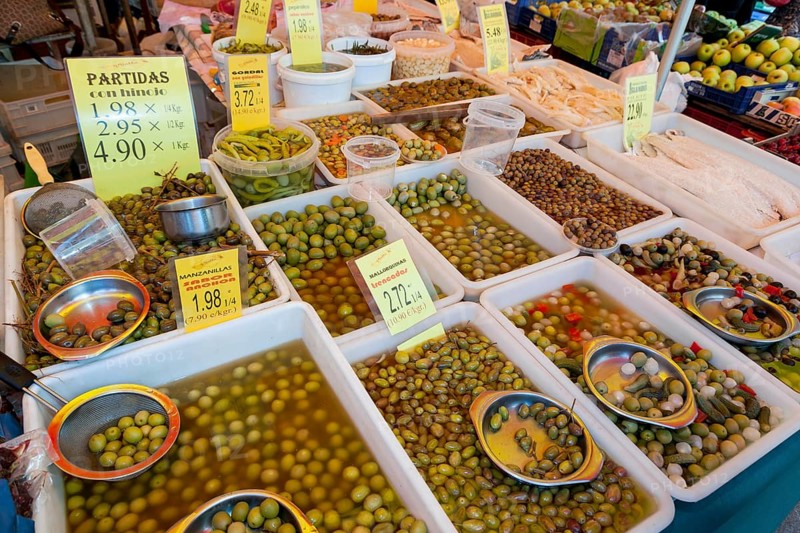 Sale of olives at the farmer's market in Sineu
