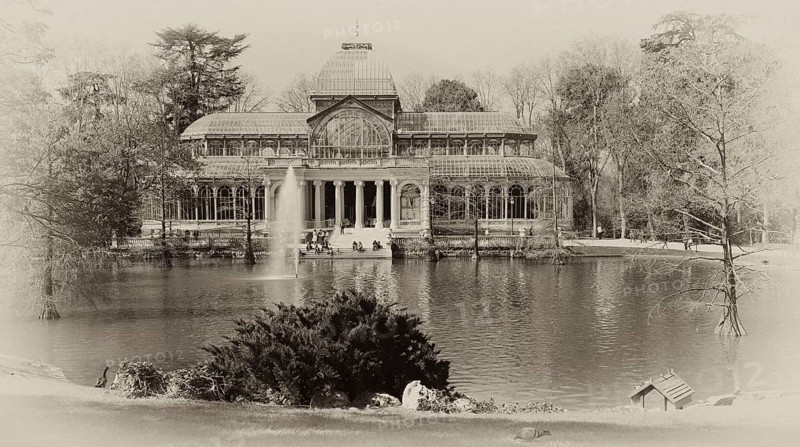 Glass pavilion by Ricardo Velazquez Bosco