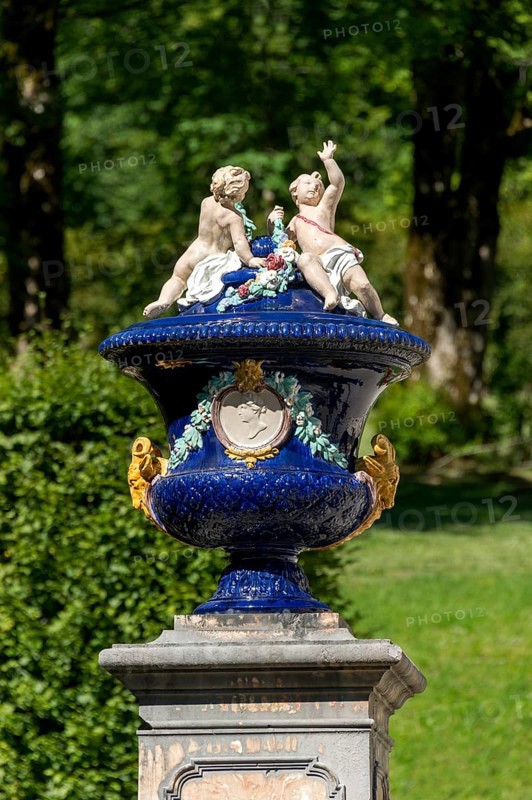 Ornamental vessel with putti made of glazed ceramic