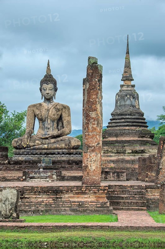 Buddha statue at the ruins of Wat Phra Si Rattana Mahathat temple complex