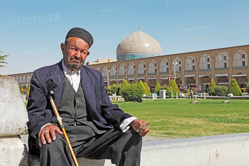 Muslim man in front of the dome of the Lotfollah Mosque