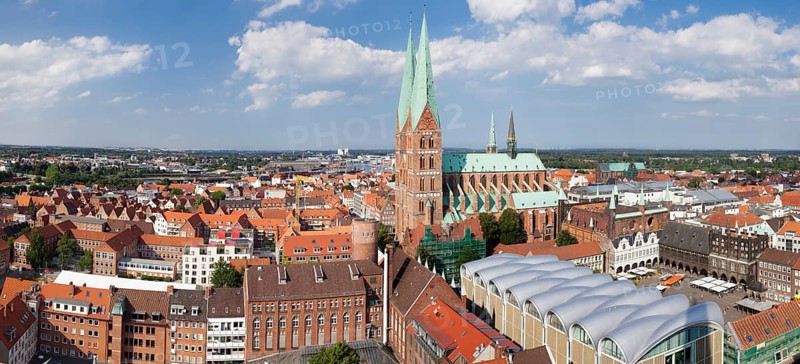 Historic centre with Marienkirche church and the Town Hall