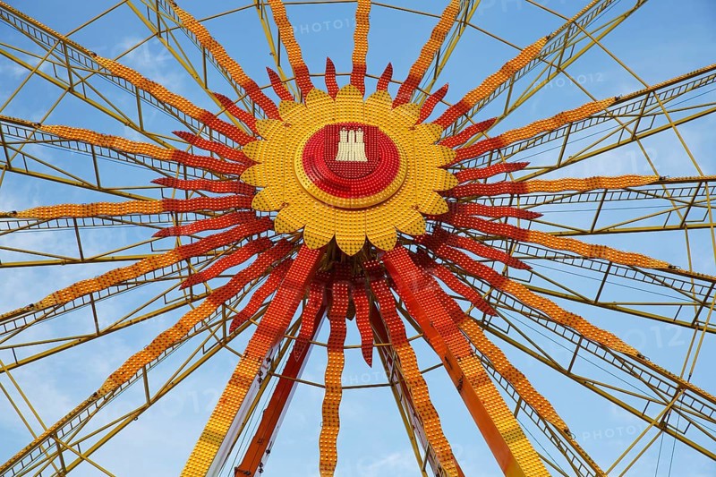 Ferris wheel with Hamburg's coat of arms