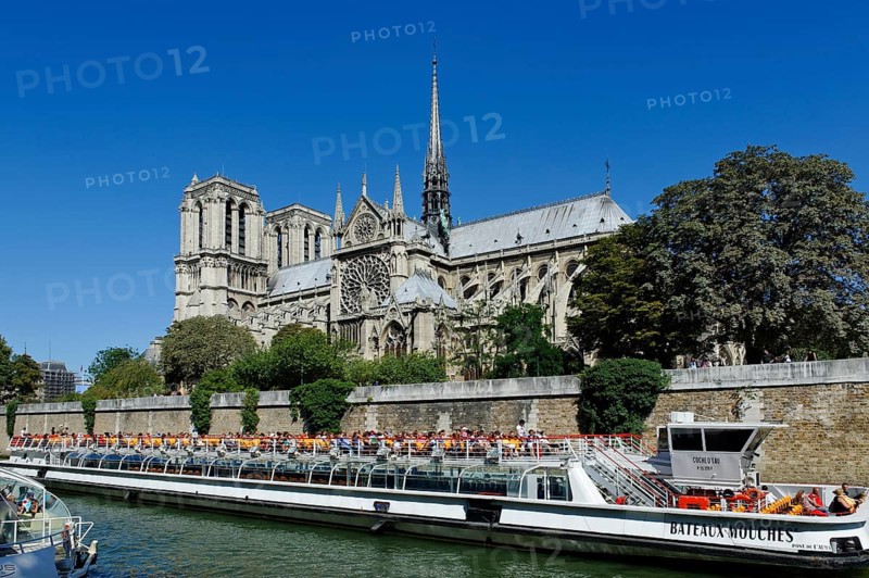 Excursion boat on the Seine