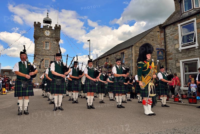 Pipe major leading a pipe band