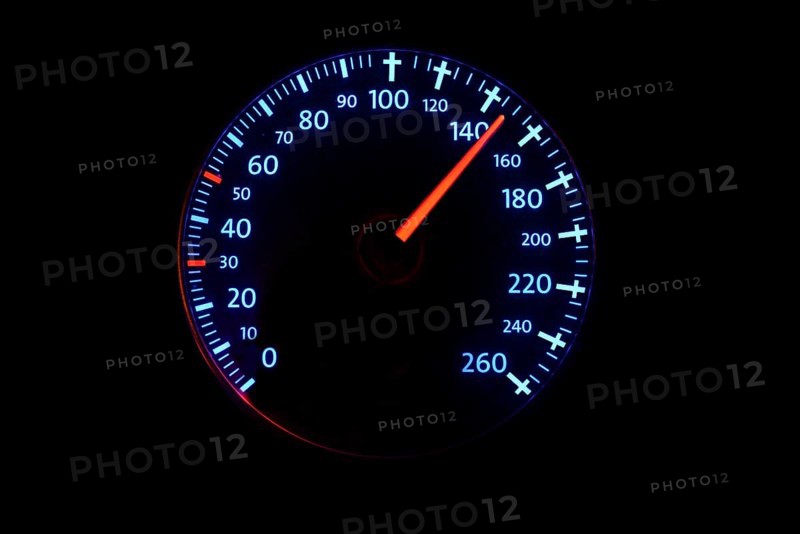 Speedometer with speed indicator