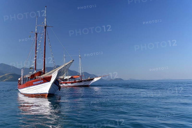 Excursion boats in Abrao