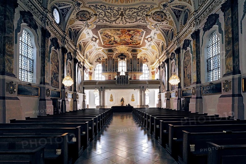 Organ and ceiling