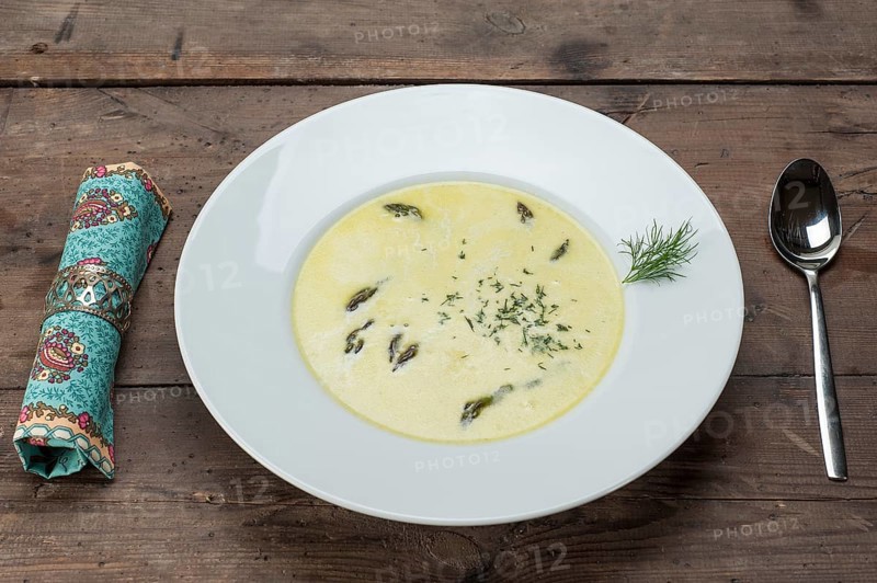 Asparagus soup with green asparagus