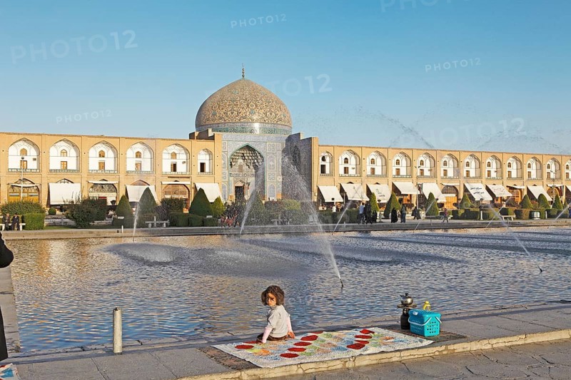 Dome of Lotfollah Mosque and fountains in the pool
