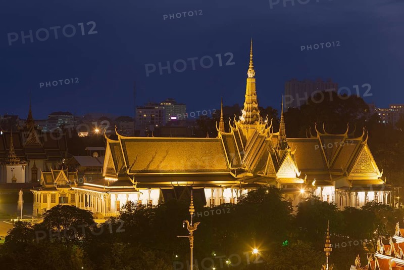 Royal Palace at night