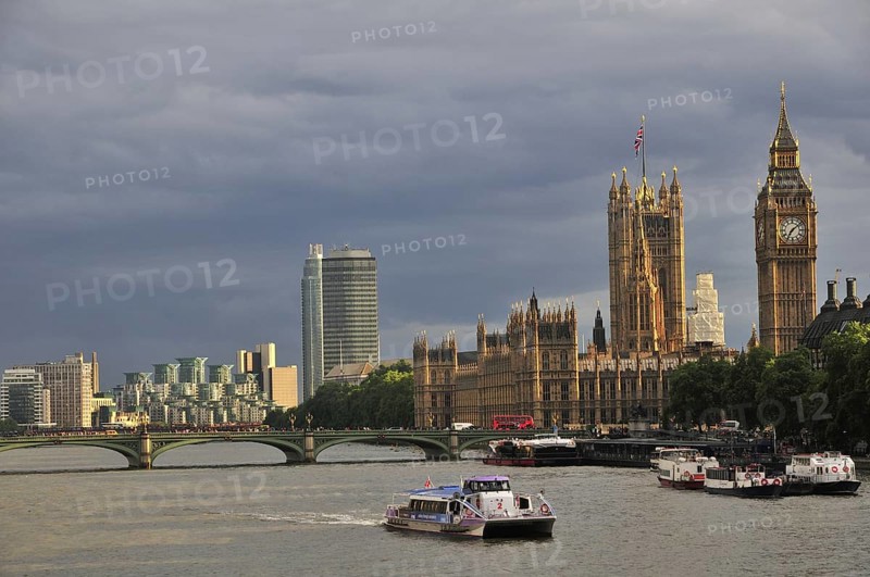 View from Hungerford Bridge on the Houses of Parliament wer and Elizabeth Tower clock tower
