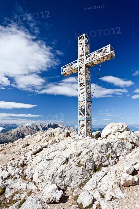 Summit cross on the Roda di Vael in the Rose Garden group