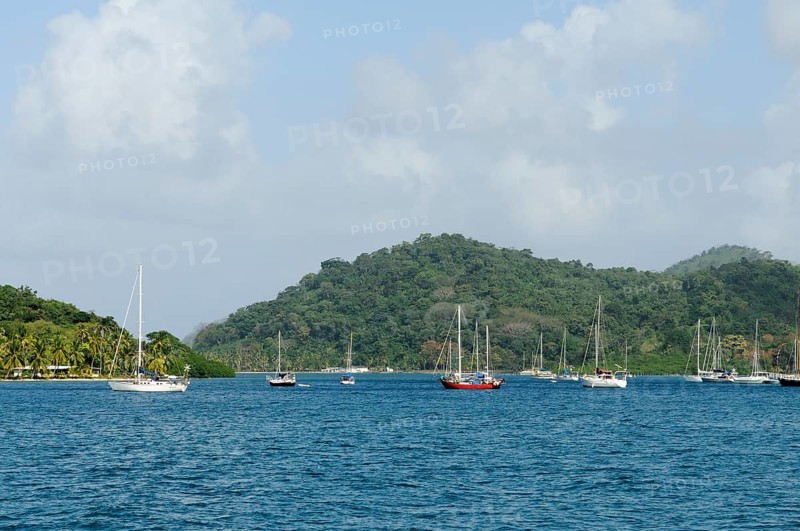 Sailboats in the bay of Isla Linton