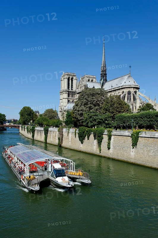 Excursion boat on the Seine
