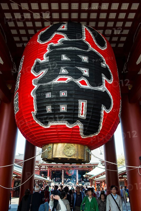 Huge lantern in the Senso-ji temple