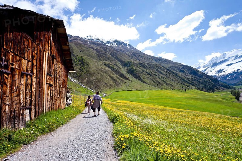 Hikers at Weiler Melag in Vallelunga in Alta Val Venosta
