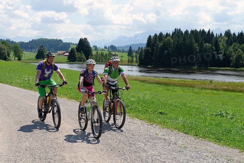 Cyclists on bike tour on Luimooser Weiher pond in Seeg