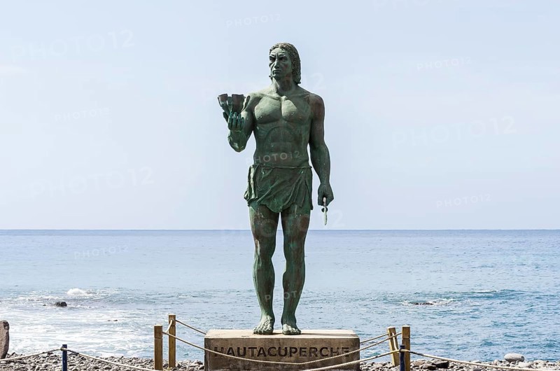Statue of Hautacuperche in Valle Gran Rey